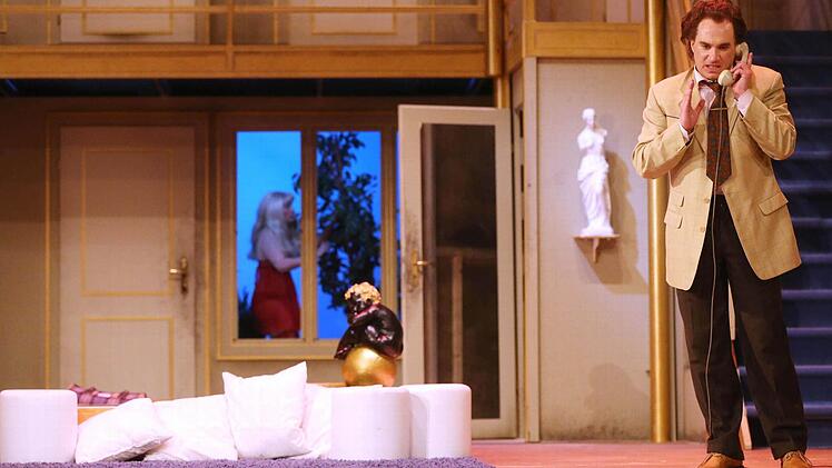 Turbulenter Bühnenspaß: Szene aus "Der nackte Wahnsinn" am Landestheater Coburg.Foto: Henning Rosenbusch