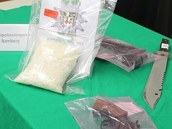 618 Gramm Crystal Meth, Schreckschuss-, Stichwaffen und Messer stellte die Kripo im November bei Klaus B. sicher. Foto: Sebastian Martin