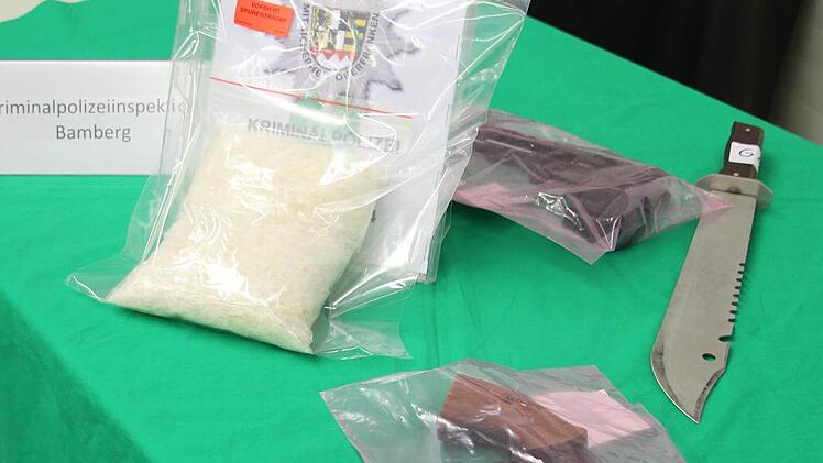 618 Gramm Crystal Meth, Schreckschuss-, Stichwaffen und Messer stellte die Kripo im November bei Klaus B. sicher. Foto: Sebastian Martin