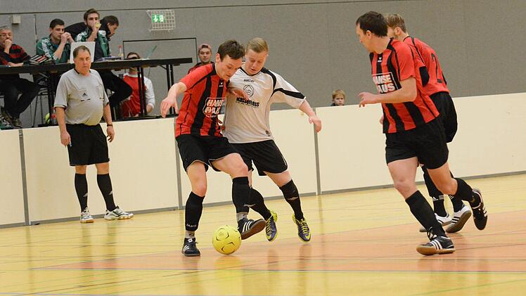 Szene aus dem Spiel des FC Bad Brückenau (in rot) gegen den FC Hammelburg. Foto: ssp