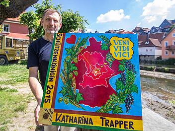 Eckhard Schneider präsentiert die Schützenscheibe, die er für Katharina Trapper gemalt hat.  Foto: Hamacher