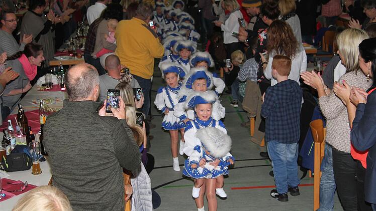 Einmarsch der Garden: In Stadtsteinach hat die närrische Saison begonnen