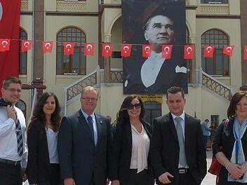 Ein Bild aus sonnigen Zeiten: Christian Gunsenheimer, Gülsen Dagdelen, Bernd Wicklein, Aylin Akin, Kanat Akin und Alexandra Kemnitzer bei ihrem Besuch in der Region Manisa. Gestern hat der Kulturausschuss des Landkreis beschlossen, zivile Kontakte in die Türkei auch in Zukunft zu suchen. Foto: privat