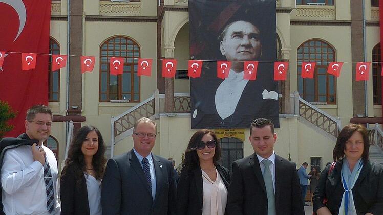 Ein Bild aus sonnigen Zeiten: Christian Gunsenheimer, Gülsen Dagdelen, Bernd Wicklein, Aylin Akin, Kanat Akin und Alexandra Kemnitzer bei ihrem Besuch in der Region Manisa. Gestern hat der Kulturausschuss des Landkreis beschlossen, zivile Kontakte in die Türkei auch in Zukunft zu suchen. Foto: privat