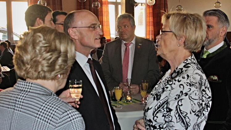 CSU und SPD bei "Sondierungsgesprächen" auf örtlicher Ebene. Das Foto zeigt von rechts MdL Steffen Vogel (CSU), Susanne Kastner (SPD), Jürgen Hennemann (SPD), Bürgermeister in Ebern, und Landrat Wilhelm Schneider (CSU) mit Gattin.Helmut Will