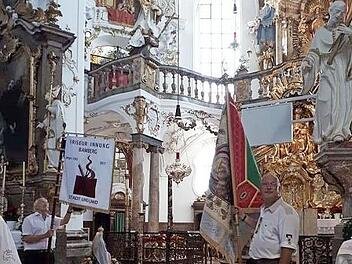 Die Vertreter der Friseurinnungen aus ganz Bayern, unter anderem aus Forchheim und Bamberg, in der Kirche in Andechs. Jährlich wird die Wallfahrt wiederholt.  Foto: privat