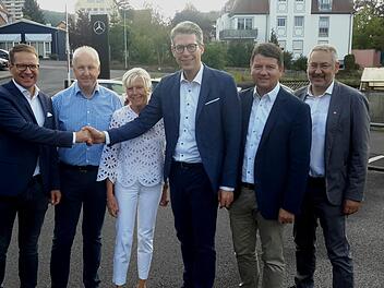 CSU-Generalsekretär Markus Blume (3.von rechts) sprach vor der Mittelstands-Union Unterfranken. In Bad Brückenau begrüßten ihn (von links) Gastgeber Michael Schäfer sowie die Parteifreunde Detlef Heim, Jutta Leitherer, Sandro Kirchner und Georg Brückner. Rolf Pralle