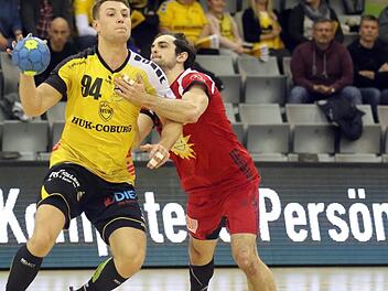 Der Coburger Christoph Neuhold, der sich hier TuS-Rechtaußen Peter Strosack vom Leib hält, unterstrich zuletzt beim Gastspiel in Aue mit vier Treffern seine aufsteigende Tendenz.  Foto: Timo Geldner