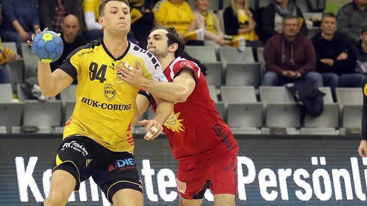 Der Coburger Christoph Neuhold, der sich hier TuS-Rechtaußen Peter Strosack vom Leib hält, unterstrich zuletzt beim Gastspiel in Aue mit vier Treffern seine aufsteigende Tendenz.  Foto: Timo Geldner