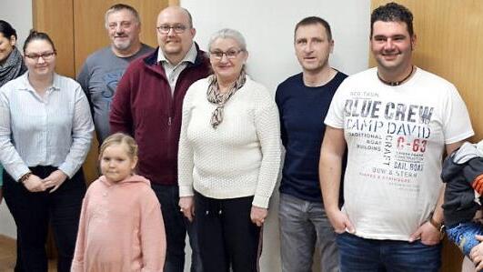 Die Preistr&auml;ger der beiden Luftballonwettbewerbe mit der Siegerin Doris Poperl (F&uuml;nfte von rechts) und den beiden Vorsitzenden Josef K&ouml;ppe und Alexander Lamm (Vierter und F&uuml;nfter von links) Foto: Thomas Micheel