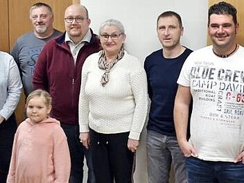 Die Preisträger der beiden Luftballonwettbewerbe mit der Siegerin Doris Poperl (Fünfte von rechts) und den beiden Vorsitzenden Josef Köppe und Alexander Lamm (Vierter und Fünfter von links) Foto: Thomas Micheel