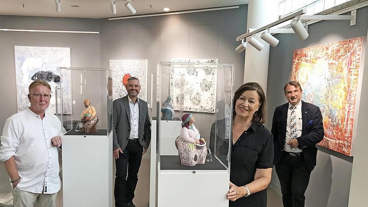 Von links: Detlef Bens, ehemaliger Schauwerbeleiter von Karstadt Bamberg, Filialgeschäftsführer Mathias Baluses, die Künstlerin Friedl Fischer und Ausstellungskurator Matthias Liebel bei der Ausstellungseröffnung  Foto: Lukas Pitule
