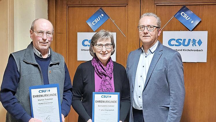 Ehrungen gab es beim CSU-Ortsverband Kirchehrenbach. Links im Bild Martin Trautner, in der Mitte Bernadette Galster und rechts Ortsvorsitzender Michael Knörlein.