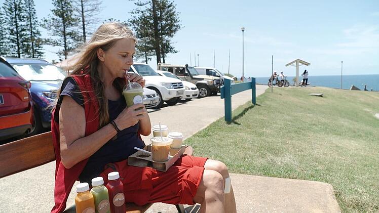 Nicole musste schon vorher gehen. Zur&uuml;ck in der Zivilisation g&ouml;nnte sie sich diverse Getr&auml;nke im Caf&eacute;.