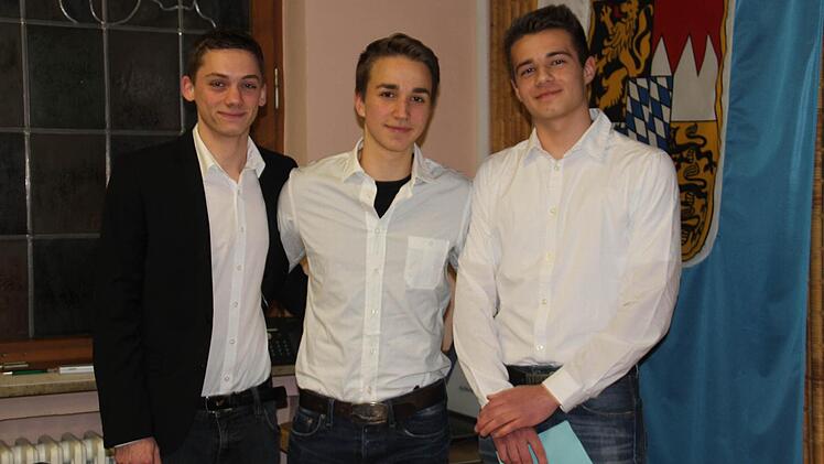(v. li.) Luca Schwalb, Dominik Fuß und Philipp Hiller stellten den Gemeinderat ihre Prognose zum demografischen Wandel der Korbmachergemeinde vor. Foto: Gerda Völk