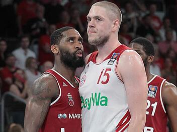 Brad Wanamaker (l.) ist privat ein absolut friedlicher, fröhlicher Zeitgenosse - auf dem Spielfeld macht er aber schon mal deutlich, dass er auch vor 17 Zentimeter größeren Spielern, wie hier Vladimir Stimac, keinerlei Angst hat.