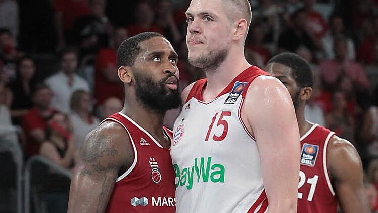 Brad Wanamaker (l.) ist privat ein absolut friedlicher, fröhlicher Zeitgenosse - auf dem Spielfeld macht er aber schon mal deutlich, dass er auch vor 17 Zentimeter größeren Spielern, wie hier Vladimir Stimac, keinerlei Angst hat.