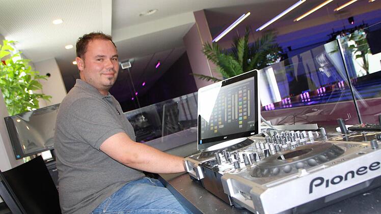 Technik vom Feinsten: Betriebsleiter Daniel Fischer am Mischpult. Foto: Ralf Ruppert