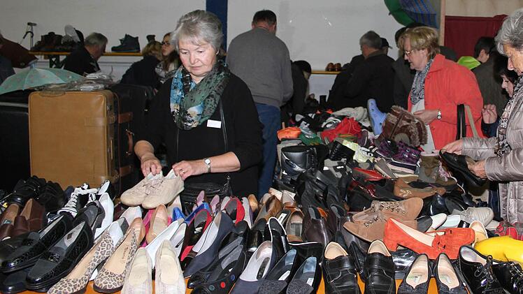 Der Wühltisch mit Schuhen war immer umlagert.
