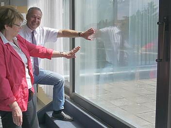 Nicht ungenügend geputzt, sondern trüb und schlecht isoliert: Die großen Scheibenfronten sind nur ein Beispiel dafür, wie schlecht der Zustand des Neustadter Rathauses ist. Elke Protzmann und Frank Rebhan gehen davon aus, dass das Gebäude bis zum Jahr 2020 energetisch saniert werden kann. Foto: Berthold Köhler