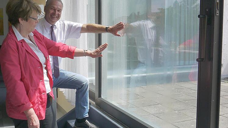 Nicht ungenügend geputzt, sondern trüb und schlecht isoliert: Die großen Scheibenfronten sind nur ein Beispiel dafür, wie schlecht der Zustand des Neustadter Rathauses ist. Elke Protzmann und Frank Rebhan gehen davon aus, dass das Gebäude bis zum Jahr 2020 energetisch saniert werden kann. Foto: Berthold Köhler