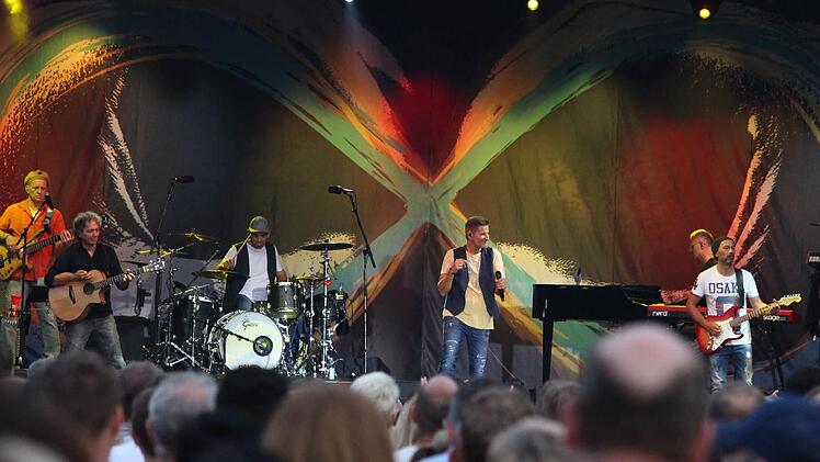 Der Funke von Pur sprang sofort auf die Fans über. Foto: Sebastian Schmitt-Mathea