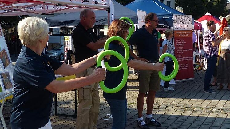 Mit Ringen, die einen in Bewegung bringen, zeigte die Parkinson-Selbsthilfegruppe, dass trotz körperlichen Einschränkungen Sport möglich ist.  Foto: Pauline Lindner