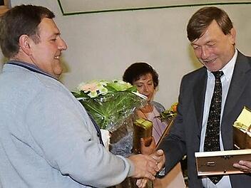 Für 40-jährige Betriebstreue erhielt Walter Geisler (links) von Betriebsleiter Roland Neubauer nebst Präsent eine Urkunde. Foto: K.- H. Hofmann