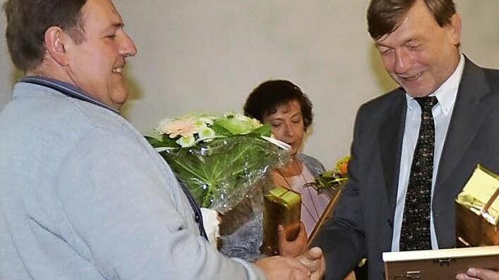 Für 40-jährige Betriebstreue erhielt Walter Geisler (links) von Betriebsleiter Roland Neubauer nebst Präsent eine Urkunde. Foto: K.- H. Hofmann
