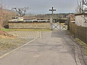 Da Gereuth kein Leichenhaus hat, findet die Aussegnung mitunter an dieser Stelle statt. "Kein würdiger Platz" hieß es bei der Bürgerversammlung. Zumindest sollte dieser Platz etwas hergerichtet werden.