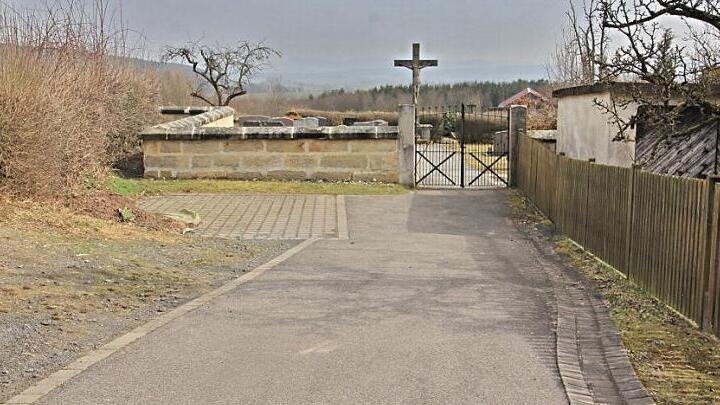 Da Gereuth kein Leichenhaus hat, findet die Aussegnung mitunter an dieser Stelle statt. "Kein würdiger Platz" hieß es bei der Bürgerversammlung. Zumindest sollte dieser Platz etwas hergerichtet werden.