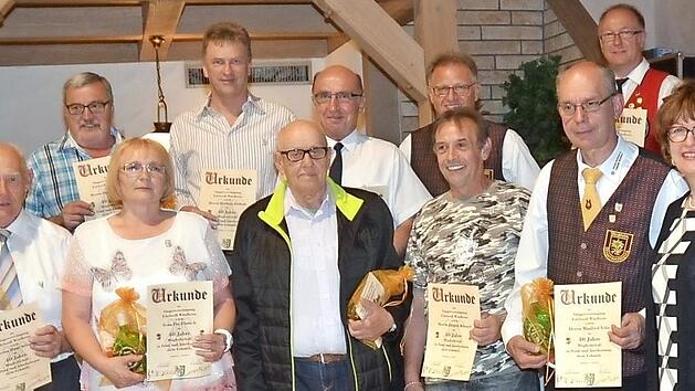 Seit 40 Jahren halten sie der Sängervereinigung Edelweiß die Treue.