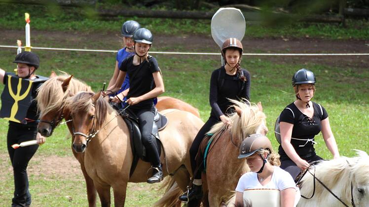 Auf der Oberbacher Freiluft-Bühne im Sinntal wurden sie lebendig, die singenden und tanzenden Haushaltsgegenstände wie Löffel oder Kerzenständer. Die aufwändig gestaltete Kostüme aufs Pferd zu bringen, war eine Herausforderung.  Fotos: Sebastian Schmitt