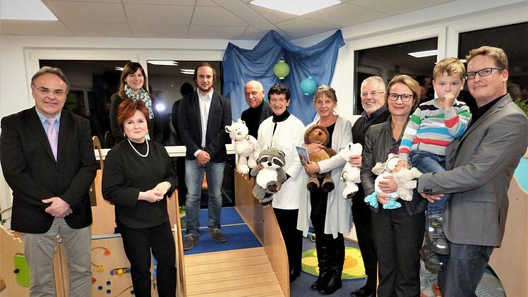 Mit der offiziellen Übergabe der zweiten Kinderkrippe wurde ein ehrgeiziges Projekt zum Abschluss gebracht. Von links Pfarrer Peter Brünnhäußer, stellvertretende Landrätin Christina Flauder, Vanessa Dumproff und Timo Simon vom Architekturbüro Drenske, Bürgermeister Hermann Anselstetter, Awo-Kreisvorsitzende Inge Aures, Kita-Leiterin Kerstin Lobe, Architekt Hans-Hermann Drenske, Vorstand Sibylla Naumann von den Textilwerken Kneitz mit Ehemann Matthias Naumann und Sohn Julian.Werner Reißaus