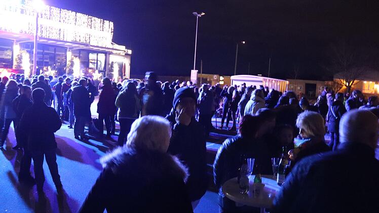 Der Platz vor dem Einkaufsmarkt in Adelsdorf f&uuml;llte sich zu Mitternacht zusehends. Foto: Johanna Blum