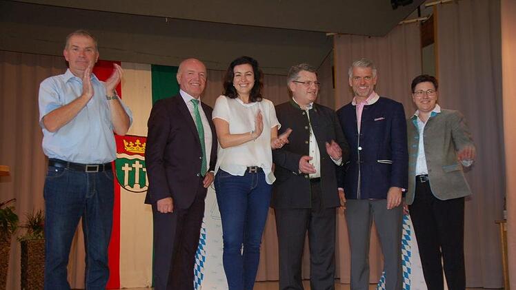 "Was macht der Schuster von Dorothee Bär" war eine der bewegenden Themen, der Moderator Fredi Breunig in seiner Talkrunde "G`schmarri" mit Landrat Thomas Habermann, Staatsministerin Dorothee Bär, der Bayerische Staatsminister der Justiz Prof. Dr. Winfried Bausback, MdL Steffen Vogel, und der  CSU-Kreisvorsitzenden Birgit Erb auf den Grund ging.  Manfred Mellenthin