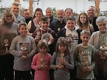 Die Preisträger des Kleintierzuchtvereins Seibelsdorf: (Vorne, von links): Frieda Jung, Ida Jung und Lukas Jung. (2. Reihe v. l.): Vorsitzende Ursula König, Hannah Will, Finn Ohnemüller, Nils Ohnemüller, Leander Wohlrath und Waltraud Blüchel. (3. Reihe v. l.): Jonas Klatt, Elmar Müller, Carolin Fischer, Rudi Jobst, Horst Wohlrath, Gerhard Schrepfer, Nathalie Becke, Elmar Hildner, Mario Spindler und Emil Blüchel Foto: privat