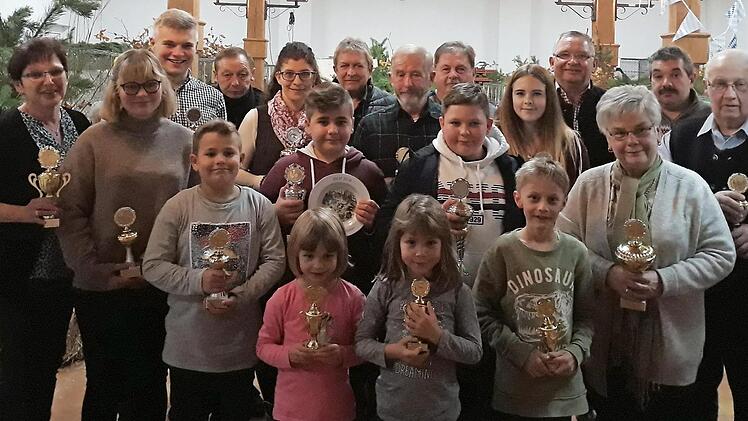 Die Preisträger des Kleintierzuchtvereins Seibelsdorf: (Vorne, von links): Frieda Jung, Ida Jung und Lukas Jung. (2. Reihe v. l.): Vorsitzende Ursula König, Hannah Will, Finn Ohnemüller, Nils Ohnemüller, Leander Wohlrath und Waltraud Blüchel. (3. Reihe v. l.): Jonas Klatt, Elmar Müller, Carolin Fischer, Rudi Jobst, Horst Wohlrath, Gerhard Schrepfer, Nathalie Becke, Elmar Hildner, Mario Spindler und Emil Blüchel Foto: privat