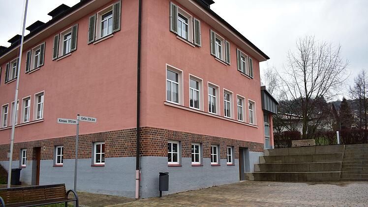 Das alte  Schulhaus in Weißenohe. In dem unteren Bereich ist der Jugendtreff eingerichtet.    Foto: Petra Malbrich