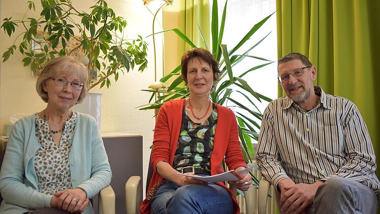 Anna-Maria Welsch-Bomba, Anna Raab-Stärk und Wolfram Schmidt (von links), der heuer nach Forchheim gezogen ist und die Eheberatungsstelle der kath. Kirche unterstützt.  Foto: Petra Malbrich