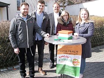 Michael Schmidt (Vorsitzender Pfarrgemeinderat), Julian Nix, Pfarrer Johannes Saffer, Gesa Maischak (Ltg. Sachausschuss Erziehung und Schule) und Franziska Kolb (Ltg. Sachausschuss Jugend, v. l.) engagieren sich für den "Lauf für Zubza".  Foto: Ernst Klimek