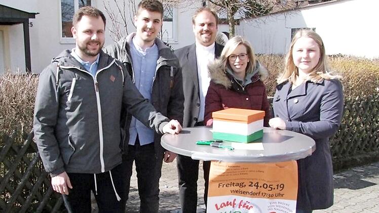 Michael Schmidt (Vorsitzender Pfarrgemeinderat), Julian Nix, Pfarrer Johannes Saffer, Gesa Maischak (Ltg. Sachausschuss Erziehung und Schule) und Franziska Kolb (Ltg. Sachausschuss Jugend, v. l.) engagieren sich für den "Lauf für Zubza".  Foto: Ernst Klimek