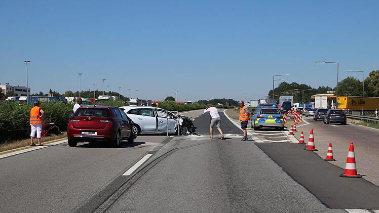 In der Folge eines schweren Unfalls war die A3 am Sonntag &uuml;ber mehrere Stunden voll gesperrt. Foto: News5/O&szlig;wald
