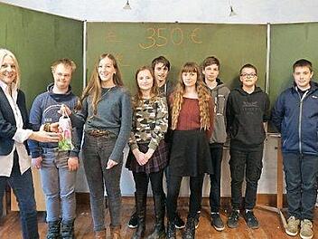 Die Spendensumme von 350 Euro &uuml;berreichten die Sch&uuml;lerinnen und Sch&uuml;ler der Freien Waldorfschule Wernstein in ihrem Klassenzimmer an Regina Herath von der Geschwister-Gummi-Stiftung Kulmbach (links). Mit im Bild: Klassenlehrerin Heike Bellas (r.). Foto: privat
