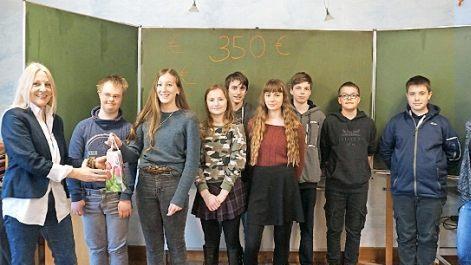Die Spendensumme von 350 Euro &uuml;berreichten die Sch&uuml;lerinnen und Sch&uuml;ler der Freien Waldorfschule Wernstein in ihrem Klassenzimmer an Regina Herath von der Geschwister-Gummi-Stiftung Kulmbach (links). Mit im Bild: Klassenlehrerin Heike Bellas (r.). Foto: privat
