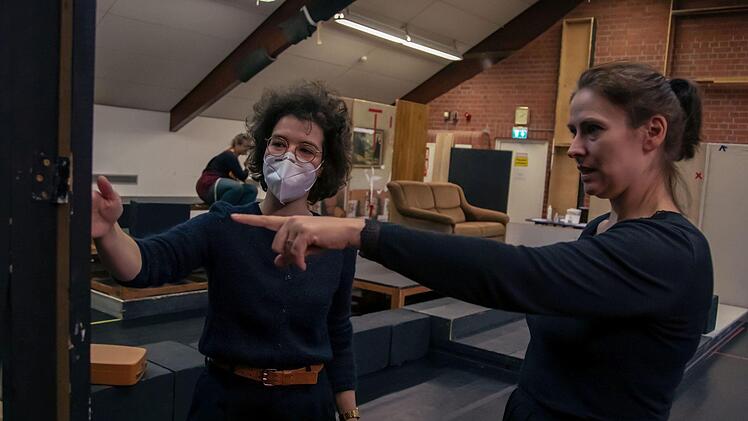 Probenszene aus "Alcina" mit Gast-Regisseurin Rahel Thiel (links) und Rannveig Karadottir, die die Titelpartie verkörpert.Foto: Sylvain Guillot