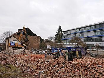 Von der ehemaligen Berufsschule an der Kerschensteiner Straße in Höchstadt ist nicht mehr viel übrig. Das zuletzt von der Fachakademie genutzte Gebäude muss Platz machen für die Erweiterung des Gymnasiums (rechts).