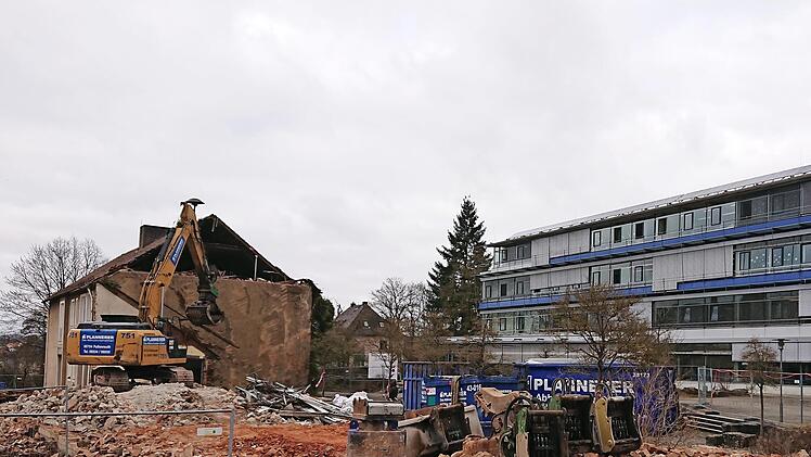 Von der ehemaligen Berufsschule an der Kerschensteiner Straße in Höchstadt ist nicht mehr viel übrig. Das zuletzt von der Fachakademie genutzte Gebäude muss Platz machen für die Erweiterung des Gymnasiums (rechts).