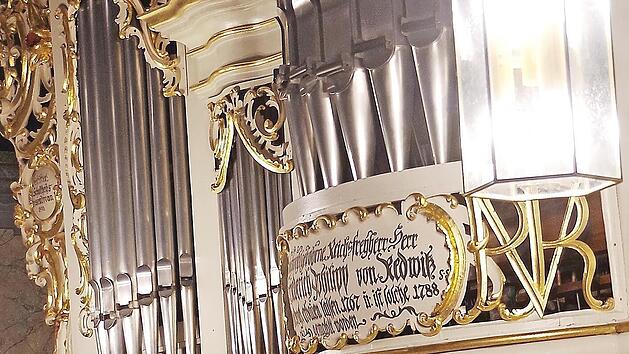 Kirchenmusikdirektor Reinhold Schelter brachte die Orgel der Dreieinigkeitskirche in Weißenbrunn „fröhlich, festlich und heiter“ zum Strahlen.