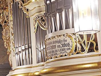 Kirchenmusikdirektor Reinhold Schelter brachte die Orgel der Dreieinigkeitskirche in Weißenbrunn „fröhlich, festlich und heiter“ zum Strahlen.